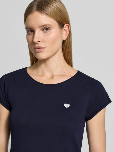 Frauenmodel trägt T-Shirt mit Stitching und Rundhalsausschnitt von Christian Berg Woman in Dunkelblau, reine Baumwolle, Nahaufnahme Oberkörper