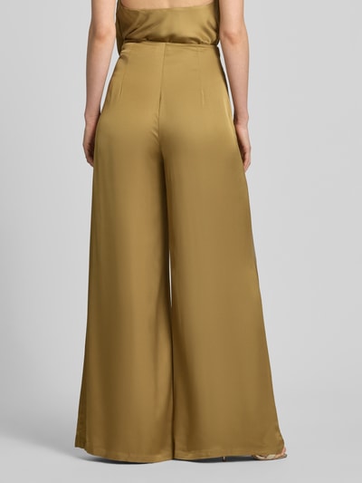 Frauenmodel trägt Stoffhose aus Viskose in Satin-Optik mit Reißverschluss von Jake*s Cocktail in Gold, Wide Leg Fit, Reine Viskose, seitlicher Reißverschluss, Ganzkörperansicht Rückansicht.