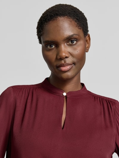 Vrouwenmodel draagt Regular Fit blouse uit zuiver viscose met druppelvormige hals, knoopsluiting, MORE, Nahaufnahme bovenlichaam.
