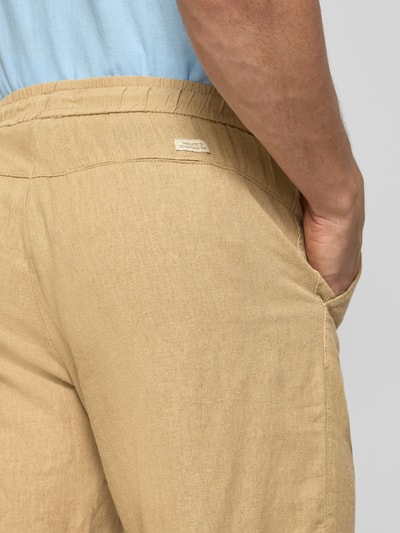 Mężczyznamodel nosi Shorts aus Leinen-Viskose-Mix Modell 'MALVIN' von Blend, krój regular fit, elastyczny pas, beżowa tkanina o widocznej strukturze, szerokość w rozmiarze M: 37 cm, długość wewnętrzna nogawki: 23 cm, detal tylnej części, zbliżenie na górę spodni