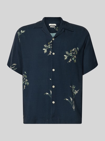 Produktfoto, dunkelblaues Regular-Fit Freizeithemd aus reiner Viskose Modell Terry von SELECTED HOMME mit floralem Muster und Knopfleiste