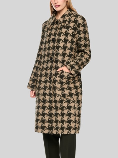 Frauenmodel trägt Mantel mit Kragen aus Kunstfell von Marc Cain im Allover-Look, Material-Mix, Regular Fit, Nahaufnahme Oberkörper.