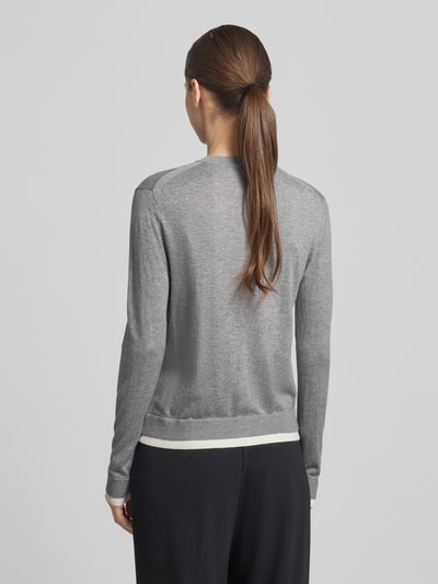 Frauenmodel trägt Cardigan aus Leinen-Mix mit Rundhalsausschnitt von Stefanel in Grau, fein gestrickte Textur, Ganzkörperansicht Rückansicht. Slim Fit, Knopfleiste, Kaschmir-Anteil, Rückenlänge 56 cm, Ärmellänge 55 cm.