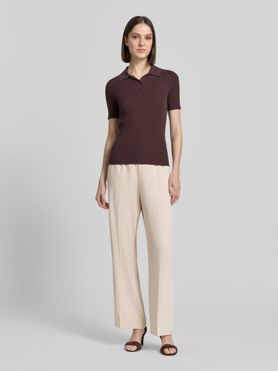 Frauenmodel trägt Wide-Leg-Pants mit elastischem Bund Modell 'Cevil ease' von Someday, elastisch, Kordelzug, angedeutete Gesäßleistentasche, Bundweite 36 cm, Innenbeinlänge 77 cm, Farbe Beige, glatte Textur, Ganzkörperansicht von vorne.