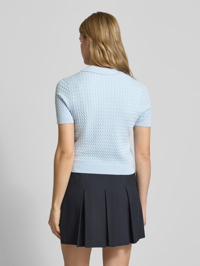 Modelka nosi koszulkę polo Regular Fit Poloshirt aus Viskose-Mix Modell 'Manolja' od LeGer by Lena Gercke, jasnoniebieską, mieszanka wiskozy, imitacja dzianiny, z krótkim rękawem, wyhaftowane logo, długość tyłu w rozmiarze 40: 47 cm, długość rękawa w rozmiarze 40: 24 cm, widok całej sylwetki z tyłu.