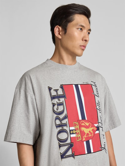 Männermodel trägt Herren T-Shirt mit Rundhalsausschnitt von VETEMENTS, Reine Baumwolle, Lockerer-Schnitt, Kurzärmelig, Ganzkörperansicht von vorne.