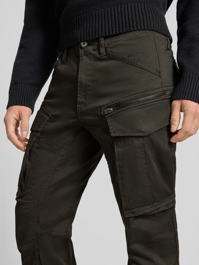 Männermodel trägt Cargohose mit 5-Pocket-Design von G-Star Raw, Baumwollmix, gerader schnitt, aufgesetzte Pattentaschen, Reißverschlusstasche, Knopf- und Reißverschluss, Bundweite 43 cm, Innenbeinlänge 80 cm, Nahaufnahme Oberkörper