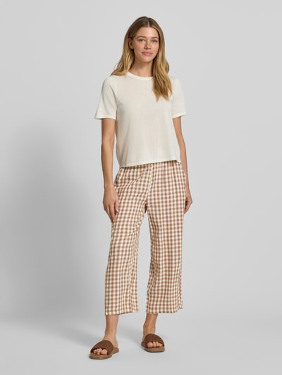 Frauenmodel trägt Culotte aus Leinen-Viskose-Mix mit elastischem Bund von B.Young, kariertes Muster, Cropped Fit, Ganzkörperansicht von vorne. Damen Culotte, Modell 'FALAKKA', Bundweite 38 cm, Innenbeinlänge 60 cm bei Größe 36.