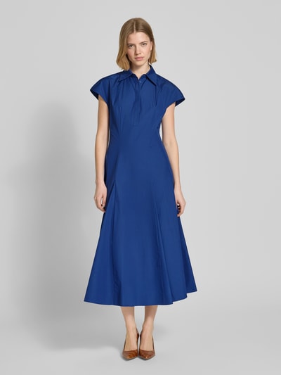 Frauenmodel trägt Ausgestelltes Freizeitkleid aus reiner Baumwolle Modell 'GIORNO' von MAX&Co., uni, Midi, Polokragen, Popeline, Ganzkörperansicht von vorne.