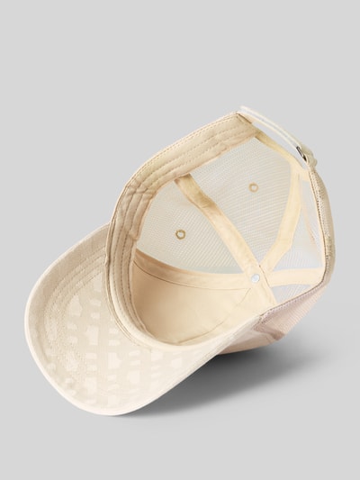 Produktfoto, Basecap mit Mesh-Einsatz Modell 'ZED-TRUCKER-M' von BOSS, Optik: strukturiert, feines Strukturmuster, Details: Mesh-Einsatz, beige Farbtöne, gebogener Schirm, leichte Textur.