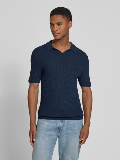 Männermodel trägt Slim Fit Strick-Poloshirt mit Strukturmuster von bugatti, Baumwoll-Mix, V-Ausschnitt, Dunkelblau, Ganzkörperansicht von vorne