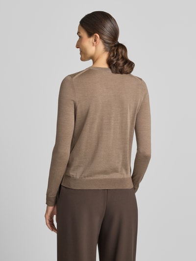 Frauenmodel trägt Regular Fit Pullover aus reiner Schurwolle Modell 'Ferpina' von BOSS in Braun, Damen Pullover, Ganzkörperansicht Rückansicht.