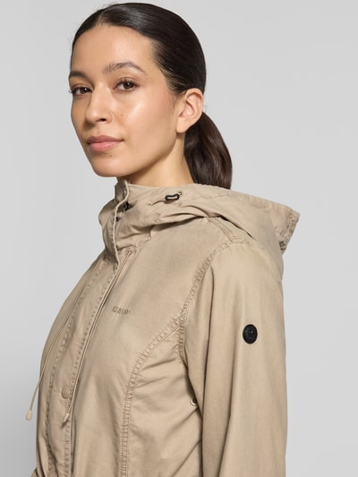 Frauenmodel trägt Jacke mit Bindegürtel Modell 'PREA' von khujo aus Baumwoll-Mix, Regular-Fit, Kapuze, Label-Stitching, Nahaufnahme Oberkörper.