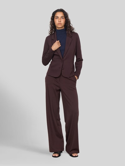Kobiece modelka nosi jednokolorowy żakiet zapinany na 2 guziki Slim Fit z kołnierzem z połami, długi rękaw, Model 'SC-DANIELA 1' od Soyaconcept, z dodatkiem wiskozy, widok całej sylwetki z przodu.