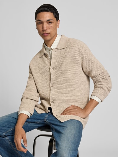 Männermodel trägt Cardigan aus Baumwoll-Mix von Closed in Beige mit Strukturmuster, Umlegekragen, lockere Passform, Ganzkörperansicht von vorne.