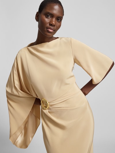 Frauenmodel trägt Slim Fit Maxikleid mit Zierbesatz Modell von Joseph aus Acetat-Mix in Beige, Raffung, Asymmetrischer-Look, Nahaufnahme Oberkörper.