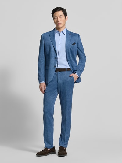 Męski model nosi Straight Fit Stoffhose mit Bundfalten Modell 'Sparta' od Zuitable, bawełniana mieszanka, kieszenie z tyłu, guzik i zamek, szerokość w rozmiarze 50: 47 cm, długość nogawki wewnętrznej w rozmiarze 50: 80 cm, widok całej sylwetki z przodu.