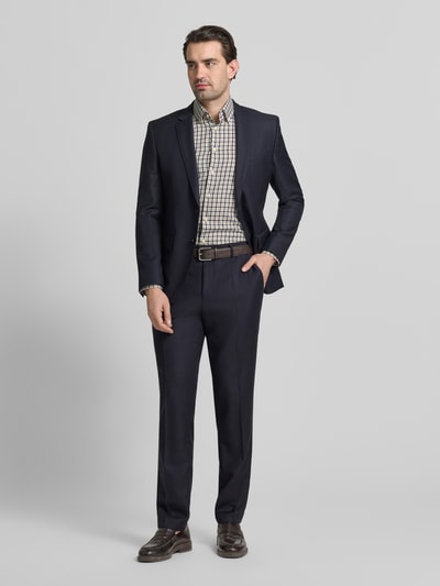 Męski model nosi Regular Fit Business Hemd aus Baumwolle von Christian Berg Men, krój regular fit, kołnierzyk button-down, bawełna, długość pleców 77 cm, szerokość w rozmiarze 44 cm, długość rękawa 64 cm, pełny widok z przodu.