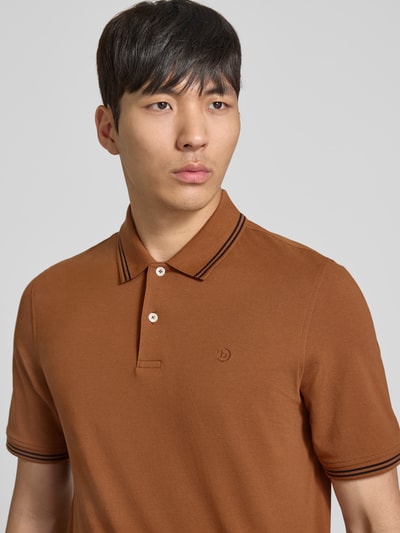 Männermodel trägt Regular Fit Poloshirt mit Logo-Stitching von bugatti in Braun, reine Baumwolle, Polokragen, Knopfleiste, Nahaufnahme Oberkörper.