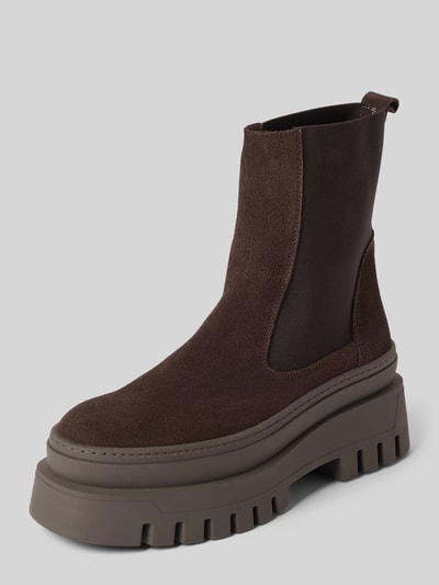 Produktfoto, Chelsea Boots aus echtem Leder Modell 'Cassandra' von Steve Madden in Braun mit elastischem Einsatz, profilierter Plateausohle, abgerundeter Form, strukturierter Oberfläche, Kontext: Damen Chelsea Boots, Echtleder, 5 cm Absatz, 19 cm Schafthöhe, 12 cm Schaftweite.