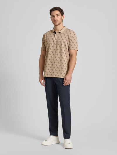 Männermodel trägt Regular Fit Poloshirt mit logo-motief van guess aus katoenmix met stretch, knoopsluiting, ruglengte maat M 72 cm, ganzkörperansicht van voren.