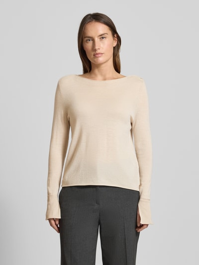 Modelka kobieca nosi Strickpullover mit geripptem Rundhalsausschnitt od Marc Cain, kolor beżowy, regular fit, mieszanka bawełny, widok całej sylwetki z przodu.