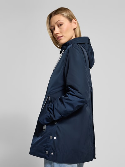 Vrouwenmodel draagt Jacke mit Zweiwege-Reißverschluss van Fuchs Schmitt in regular fit, donkerblauw, zijaanzicht, detailopname bovenlichaam.