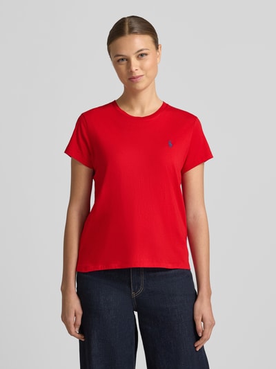 Modelka kobieca nosi czerwone T-Shirt mit Label-Stitching von Polo Ralph Lauren z bawełny, regular fit, okrągły dekolt, widok całej sylwetki z przodu.