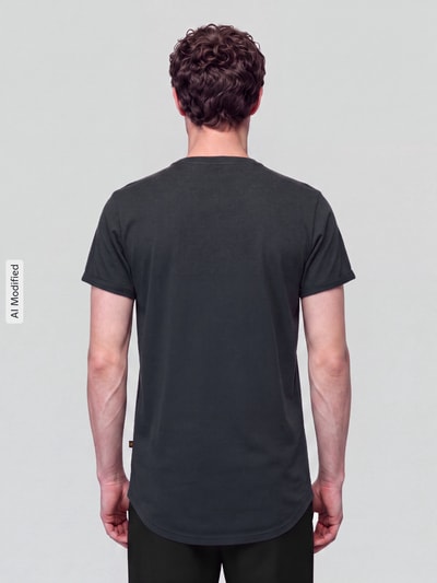 Männermodel trägt schwarzes Relaxed Fit T-Shirt aus reiner Baumwolle Modell 'Lash washed' von G-Star RAW, Ganzkörperansicht Rückansicht, KI-modifiziertes Bild.