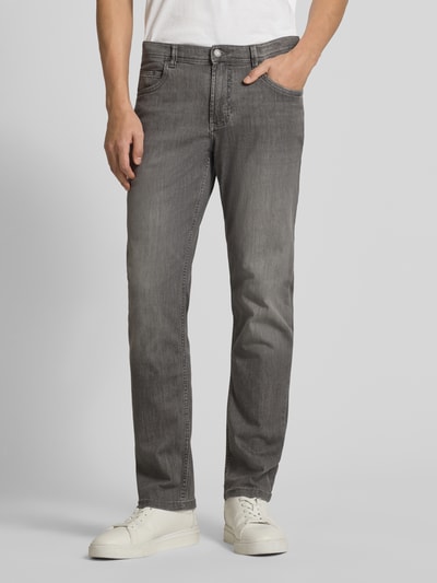 Männermodel trägt Jeans mit 5-Pocket-Design von Christian Berg Men, grauer Baumwoll-Mix mit Stretch-Anteil, gerader Schnitt, Nahaufnahme Oberkörper.