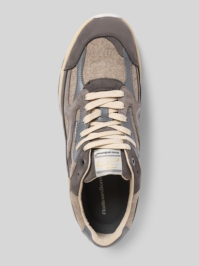 Produktfoto, Sneaker aus Leder-Textil-Mix Modell 'De Rezer' von Floris van Bommel in Beige und Grau, abgerundete Spitze, beige Schnürung, Label-Details, seitliche Akzente, strukturierte Oberfläche, Kontext: Herren Sneaker, Absatzhöhe 4 cm, Schafthöhe 8 cm, Schaftweite 9 cm.
