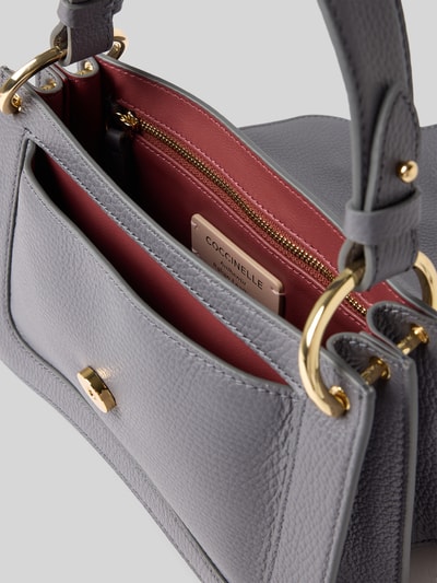 Produktfoto, Shoulder Bag mit Strukturmuster von Coccinelle in Grau mit geteiltem Hauptfach, Überschlag, Logo-Detail und goldfarbenen Beschlägen.