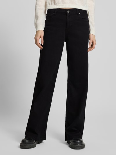 Kobiece model prezentuje Wide-Leg-Jeans mit mittelhohem Bund od Review, czarny bawełniany miks ze stretchem, luźny krój, środkowa talia, 5 kieszeni, guzikiem i zamkiem, szerokość w rozmiarze 27: 39 cm, długość wewnętrzna nogawki 80 cm, zdjęcie w całej sylwetce z przodu.
