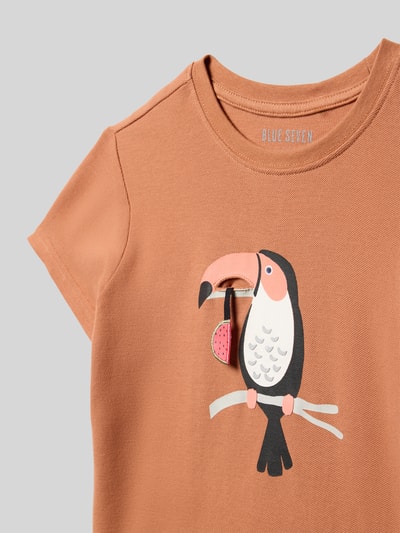 Mädchen trägt Regular Fit T-Shirt mit Motiv-Print von Blue Seven aus Reine Baumwolle, Rundhalsausschnitt, Nahaufnahme Oberkörper.