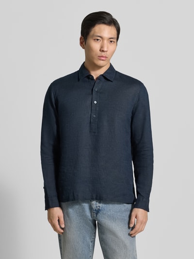 Mannenmodel draagt Regular Fit Freizeithemd aus Leinen mit Kentkragen van JAKE*S STUDIO MEN, donkerblauw, pure linnen, korte knoopsluiting, sportmanchetten, rechte schouders, casual fit, voorkant volledige lichaamsopname.