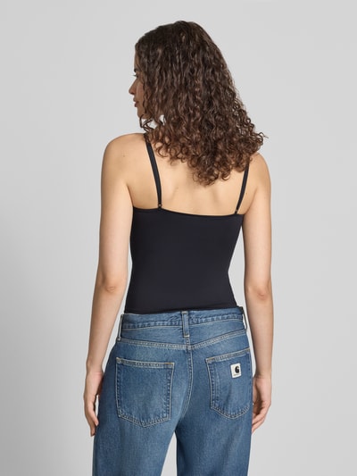Frauenmodel trägt Slim Fit Top mit Shaping-Effekt von Gina Tricot, elastischer Material-Mix, Spaghettiträger, dunkel, Ganzkörperansicht Rückansicht.