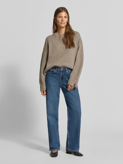 Frauenmodel trägt Regular Fit Pullover aus Woll-Mix mit Kaschmir-Anteil von MYON in Strick-Optik, beige Farbe, Jeans, Ganzkörperansicht von vorne.
