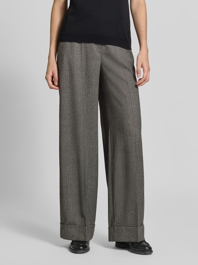 Frauenmodel trägt Wide Fit Hose mit Bügelfalten und Eingrifftaschen von windsor., grau, Baumwoll-Elasthan-Mix, Nahaufnahme Oberkörper.