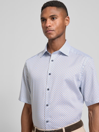 Männermodel trägt Regular Fit Business-Hemd mit Kentkragen von OLYMP, feines Muster, reine Baumwolle, Nahaufnahme Oberkörper.
