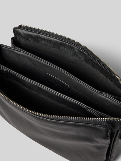 LIEBESKIND BERLIN Crossbody Bag mit Logo-Prägung Modell 'Nina' Black 5