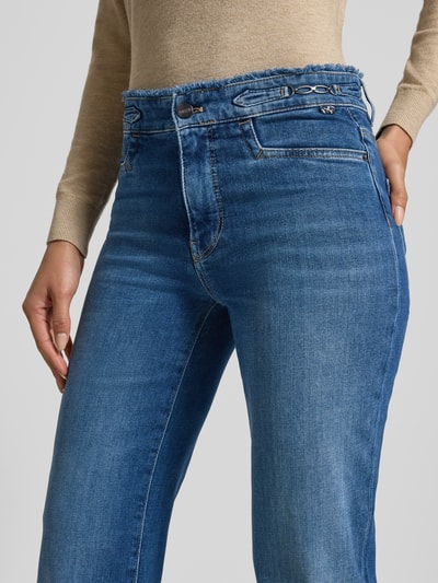 Frauenmodel trägt Jeans mit Eingrifftaschen von Marc Cain aus Baumwoll-Elasthan-Mix, Gerader-Schnitt, Knopf-Reißverschluss, Nahaufnahme Oberkörper.