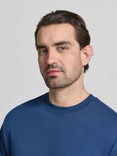 Männermodel trägt Regular Fit T-Shirt aus reiner Baumwolle von MCNEAL, Rundhalsausschnitt, Kurzarm, einfarbig, Nahaufnahme Oberkörper
