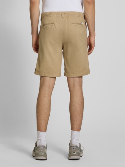 Männermodel trägt Shorts mit Tunnelzug Modell 'JAIDEN' von Jack & Jones, Baumwoll-Leinen-Mix, Regular-Fit, beige, Ganzkörperansicht Rückansicht.