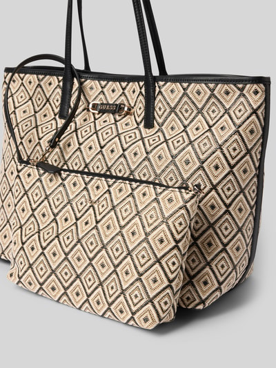 Produktfoto, Tote Bag mit herausnehmbarer Tasche Modell 'Sophia' von Guess, beżowy i czarny wzór geometryczny, detal z logo, główna przegroda z zapięciem na magnes, smukłe paski na ramię, wyjmowane etui z zamkiem błyskawicznym, szerokość w rozmiarze 1: 47 cm, długość w rozmiarze 1: 34 cm, głębokość w rozmiarze 1: 20 cm, długość pasków na ramię w rozmiarze 1: 59 cm