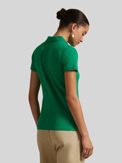Frauenmodel trägt Slim Fit Poloshirt aus Baumwoll-Mix von Polo Ralph Lauren in Optik: Unifarben, Materialverarbeitung: Piqué, Ganzkörperansicht Rückansicht.
