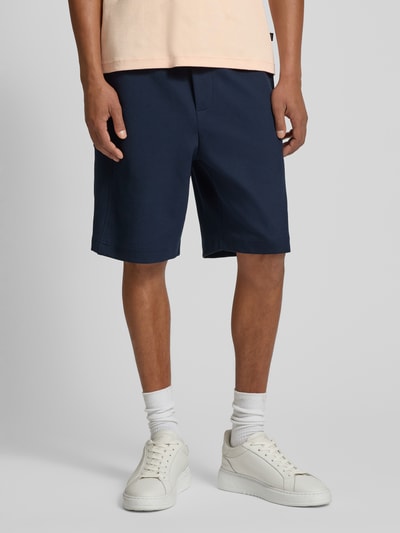 Männermodel trägt Shorts mit Eingrifftaschen Modell 'Joseignacio' von JOOP! Collection, dunkelblau, Baumwoll-Mix, Nahaufnahme Oberschenkel.