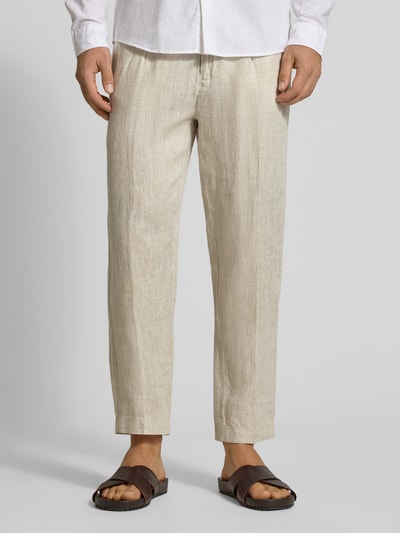 Männermodel trägt Hose mit Gesäßtaschen Modell 'PANTALACCIO LINO' von MARKUP, Reine Baumwolle, Regular-Fit, hellbeige, Ganzkörperansicht von vorne. Bundweite bei Größe 50: 44 cm, Innenbeinlänge: 71 cm.