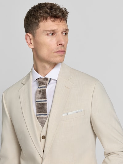 Männermodel trägt Regular Fit Sakko mit Reverskragen Modell 'Data' von CINQUE in Beige, feine Struktur, Nahaufnahme Oberkörper. Rückenlänge 73 cm, Schulterbreite 46 cm, Ärmellänge 65 cm, mit Pattentaschen und Knopfleiste.