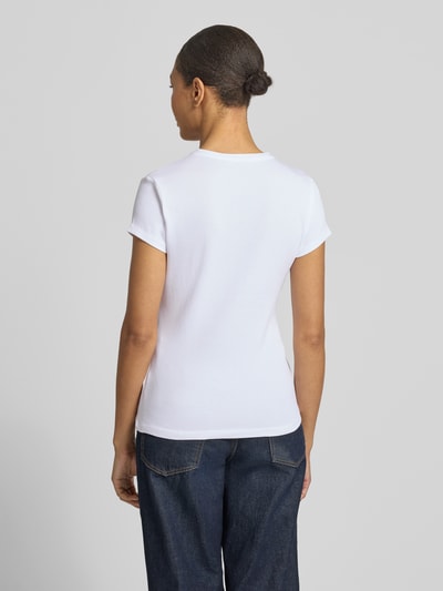 Frauenmodel trägt T-Shirt in Ripp-Optik Modell 'Kleoh' von Someday, weiß, Baumwoll-Elasthan-Mix, Slim Fit, Ganzkörperansicht Rückansicht.