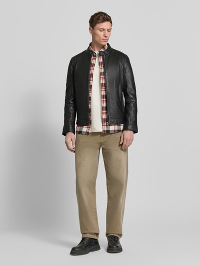 Männermodel trägt Lederjacke mit Reißverschlusstaschen Modell 'JORK' von Mauritius aus schwarzem Schafsleder, Slim Fit, Stehkragen, Ganzkörperansicht von vorne.